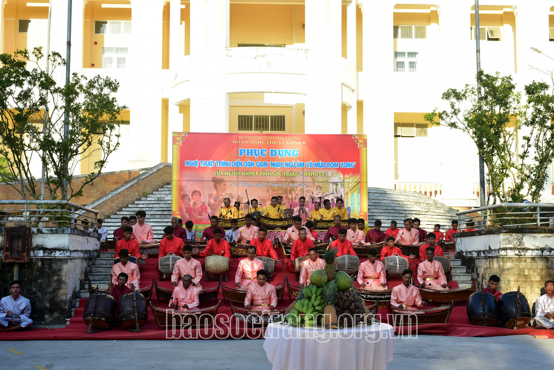 Tổ chức trình diễn dân gian “nhạc ngũ âm và múa rom vong” của người Khmer Sóc Trăng