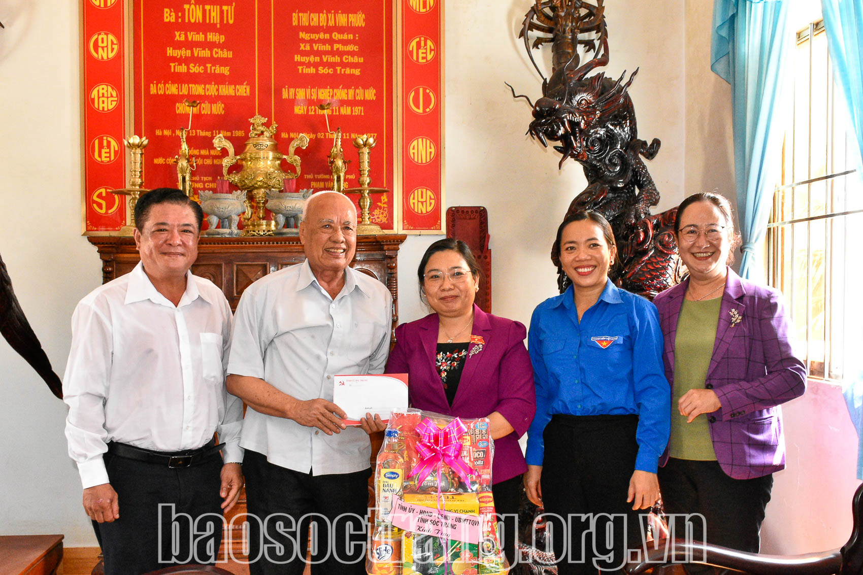 Đồng chí Hồ Thị Cẩm Đào thăm, tặng quà người có công tại thị xã Vĩnh Châu