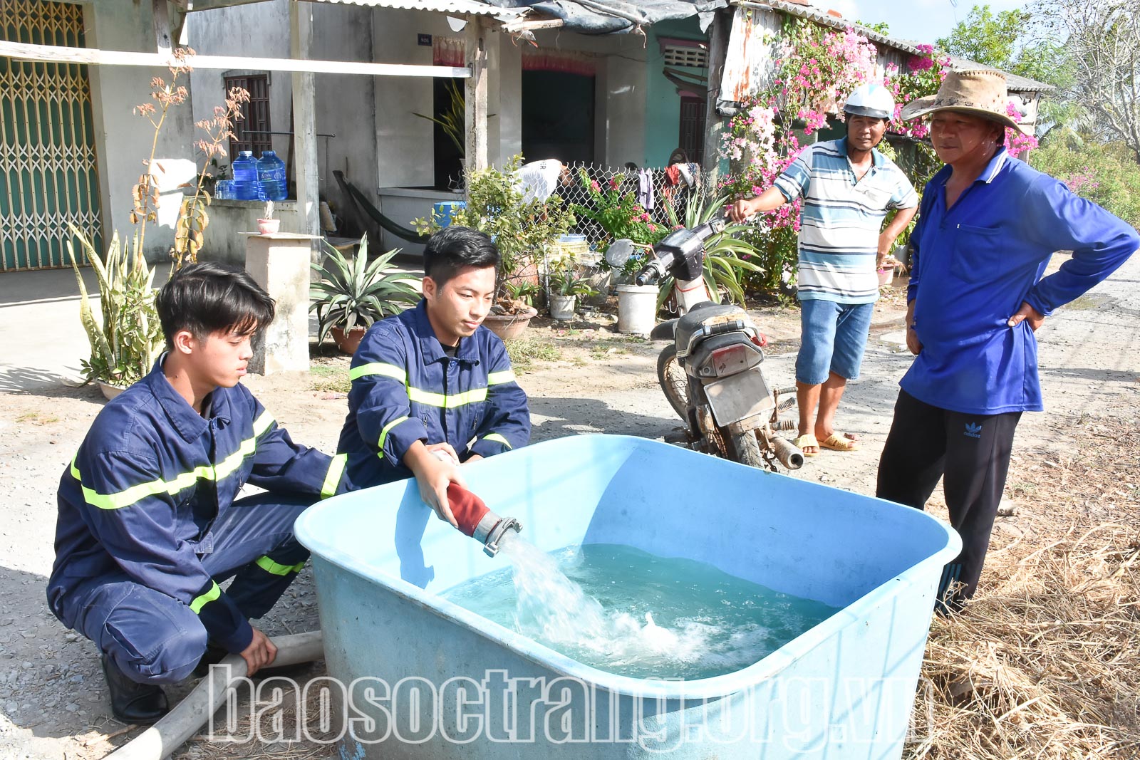 Công an tỉnh Sóc Trăng đưa nước ngọt đến vùng mặn