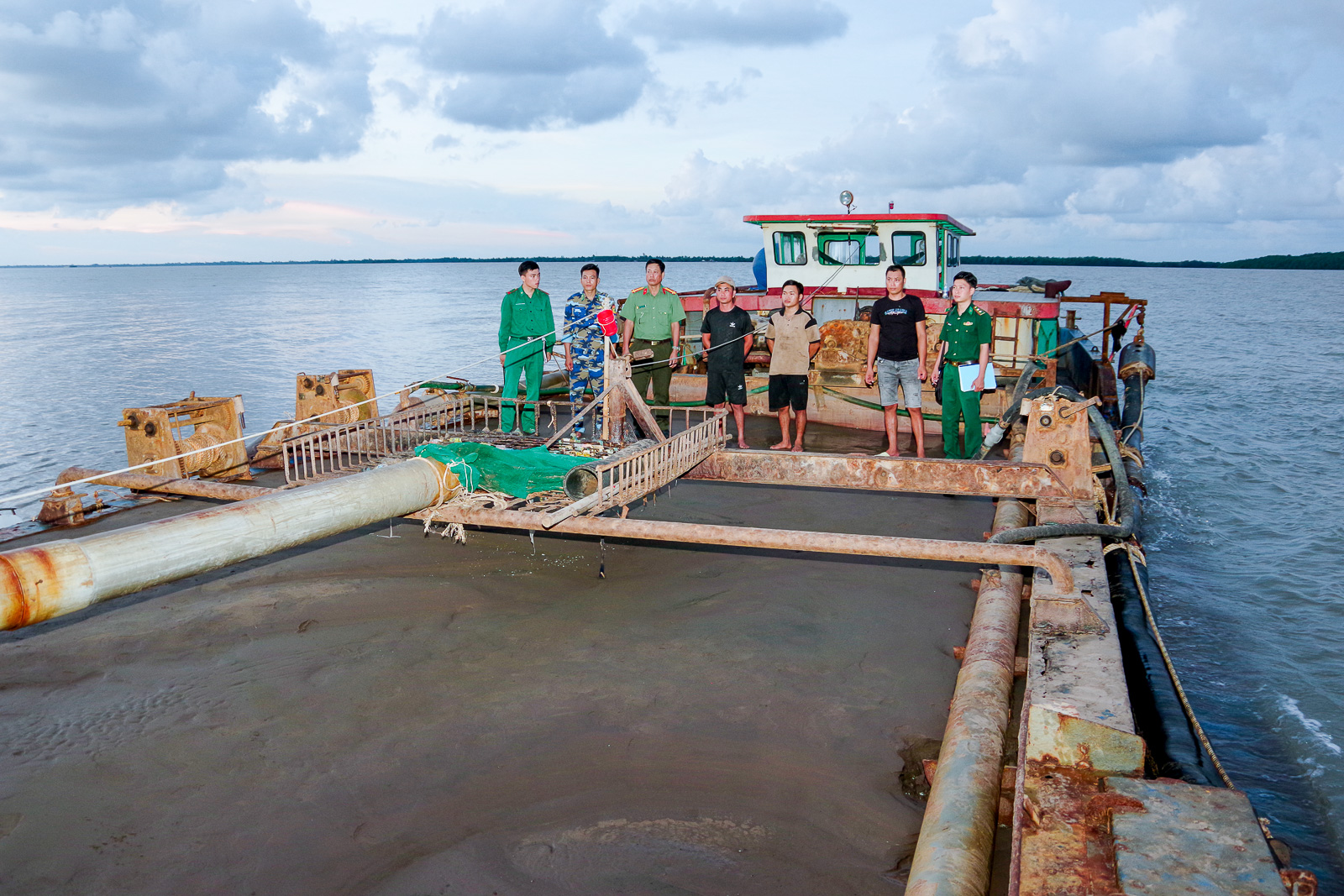 Biên phòng Sóc Trăng bắt phương tiện khai thác cát biển trái phép