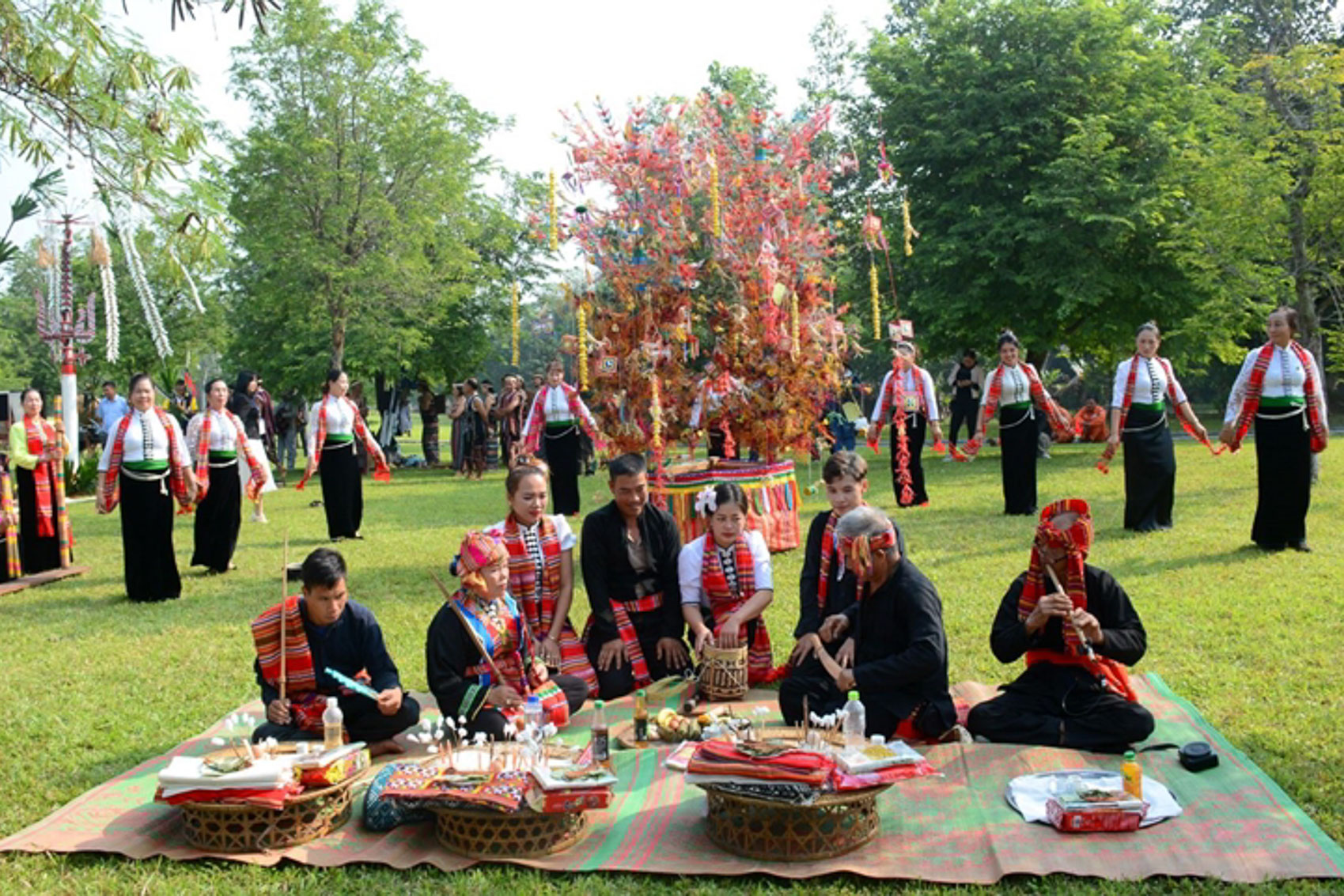 Bảo tồn nghi thức sinh hoạt văn hóa truyền thống gắn với cây nêu