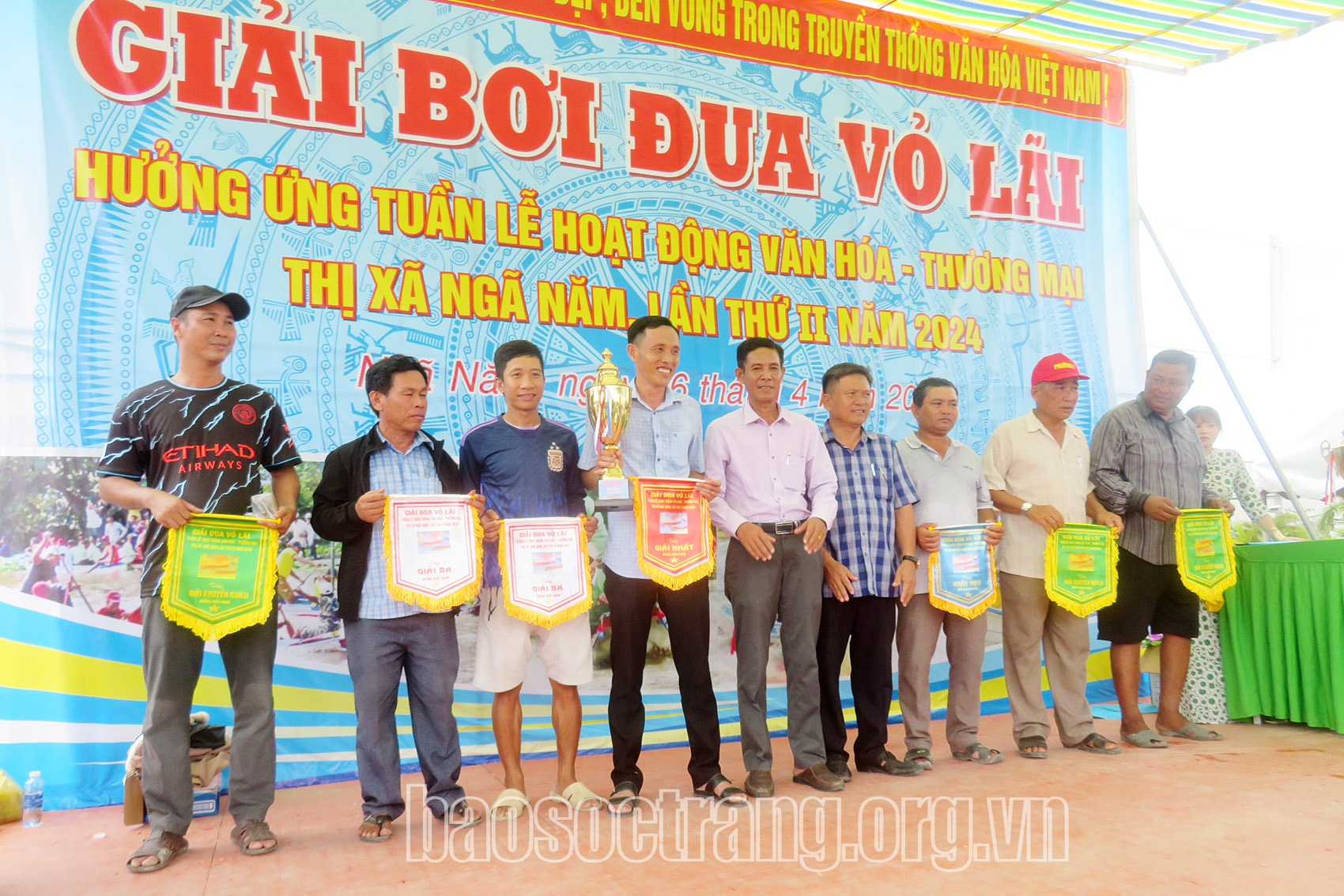 Có 32 đội tham gia tranh tài Giải bơi đua vỏ lãi composite thị xã Ngã Năm