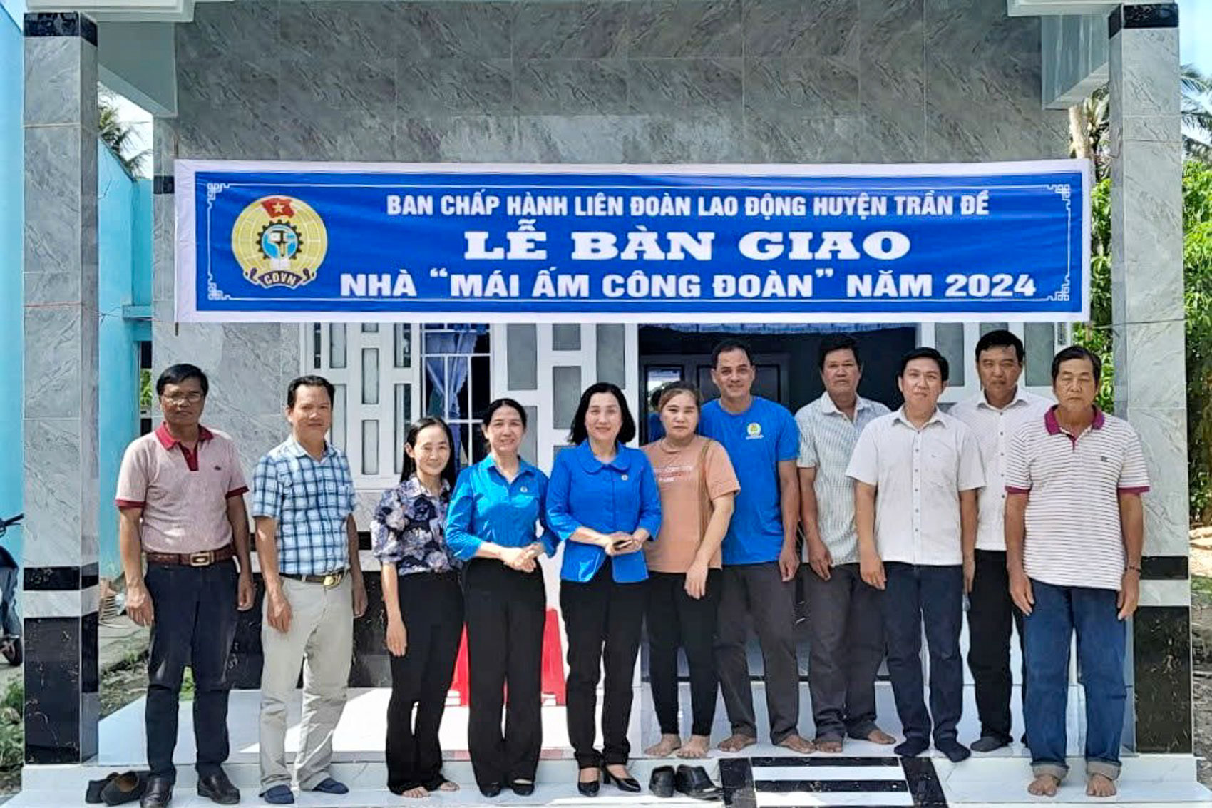 Bàn giao "Mái ấm công đoàn" cho giáo viên có hoàn cảnh khó khăn