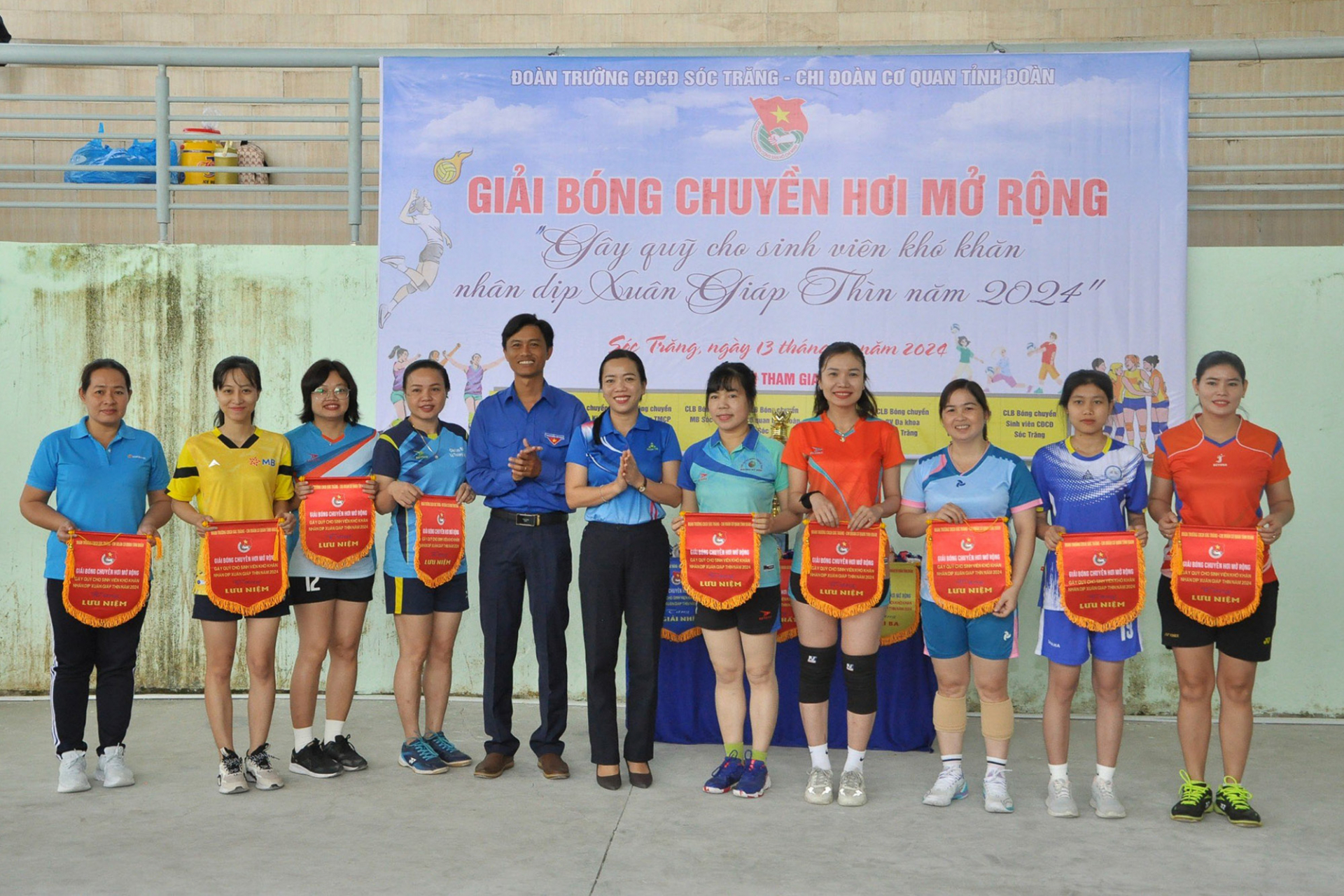 Tổ chức Giải bóng chuyền hơi mở rộng gây quỹ cho sinh viên khó khăn nhân dịp xuân Giáp Thìn năm 2024