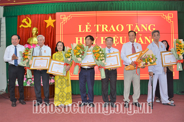 Trao Huy hiệu Đảng cho 22 đảng viên cao tuổi Đảng