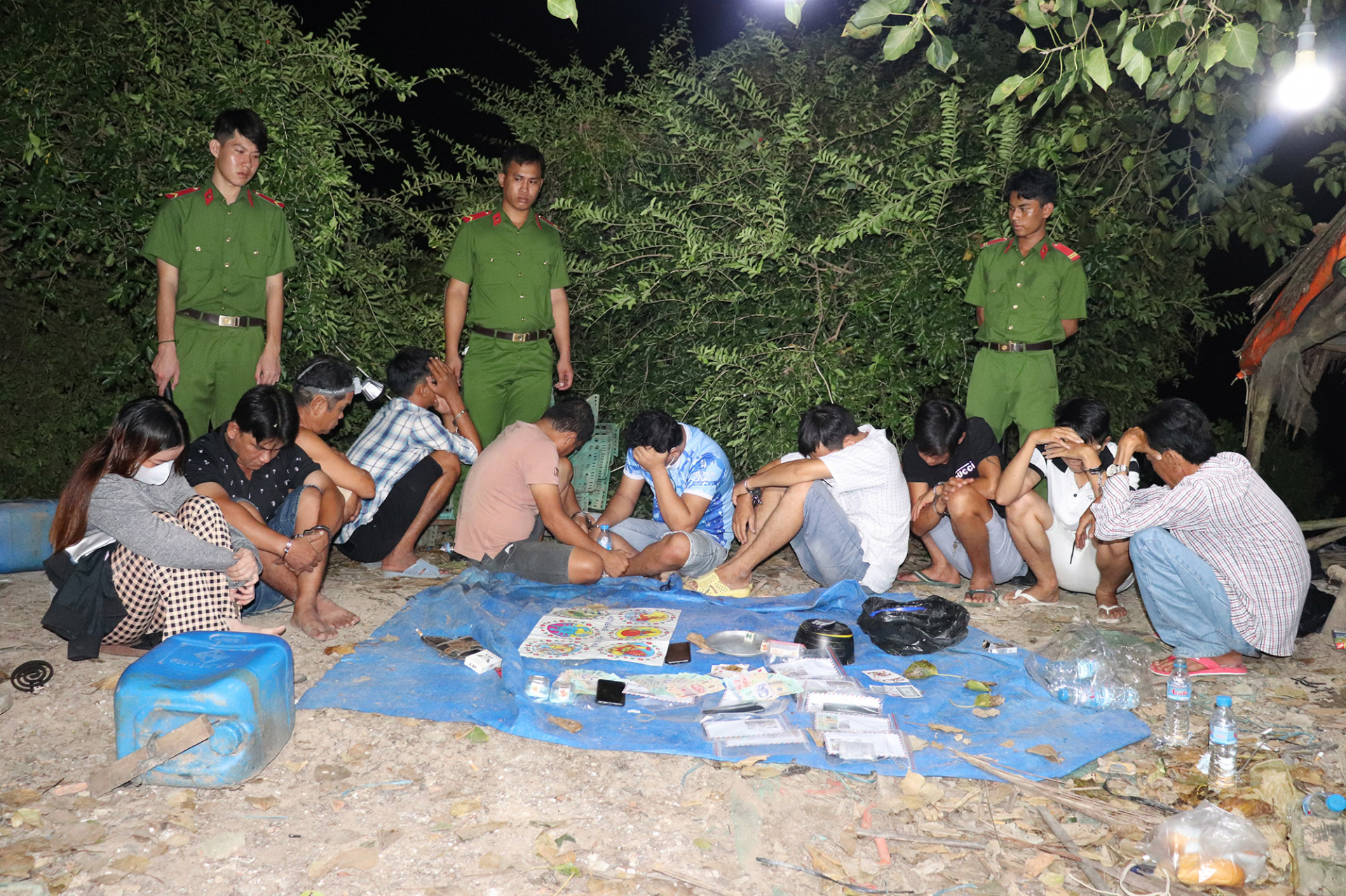 Triệt xóa 1 điểm đánh bạc tại xã Tham Đôn