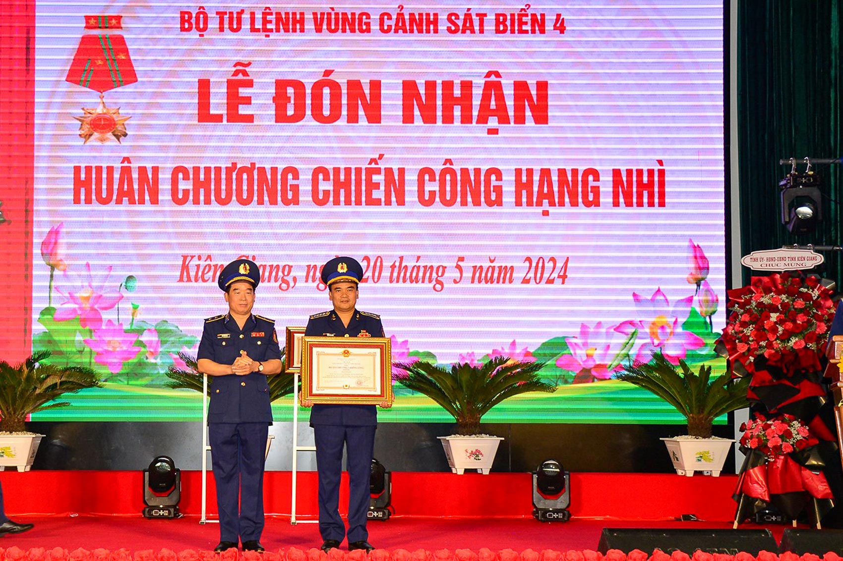 Đón nhận Huân chương chiến công hạng Nhì