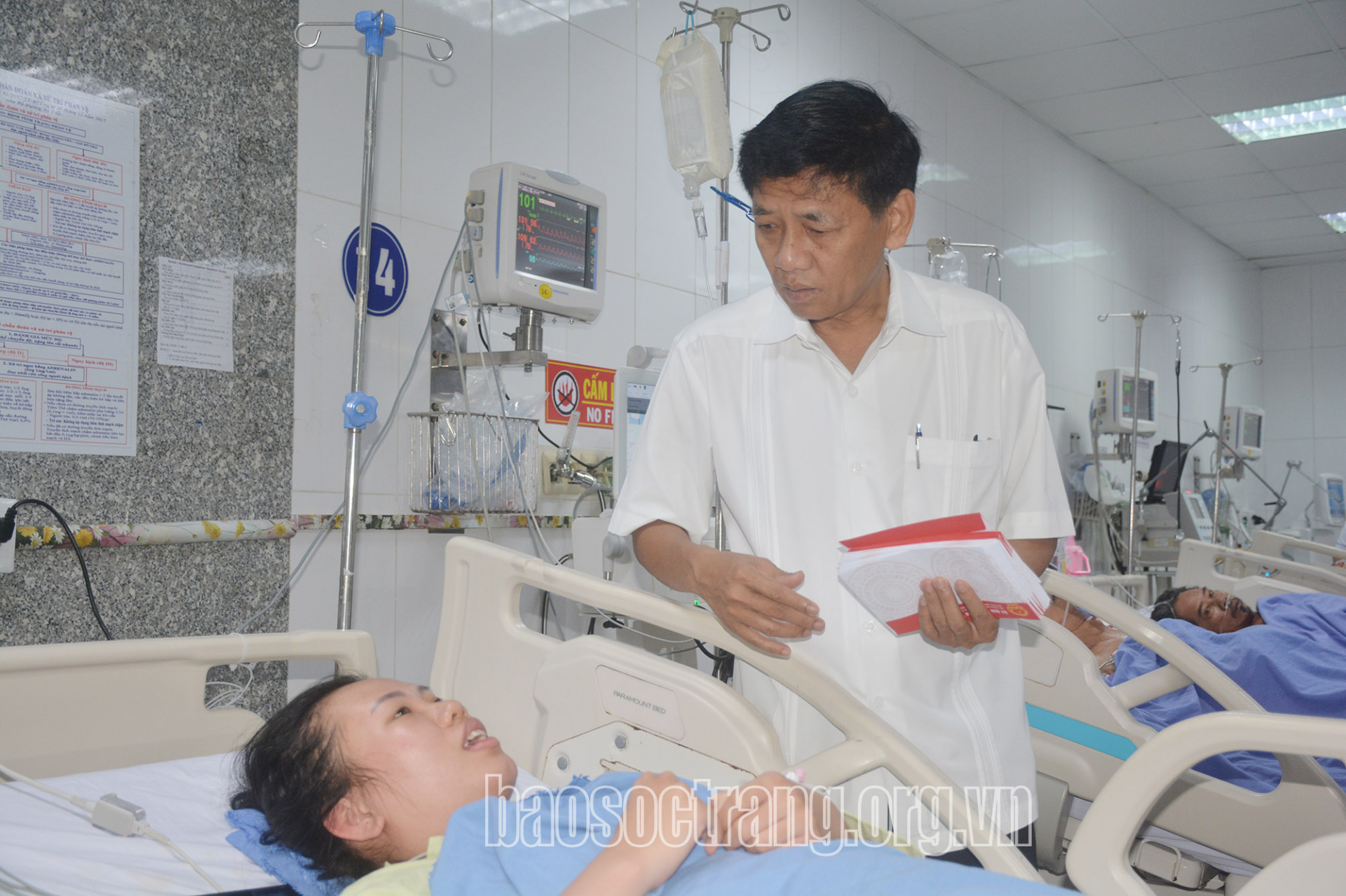 Lãnh đạo tỉnh thăm hỏi bệnh nhân tại Bệnh viện Đa khoa tỉnh