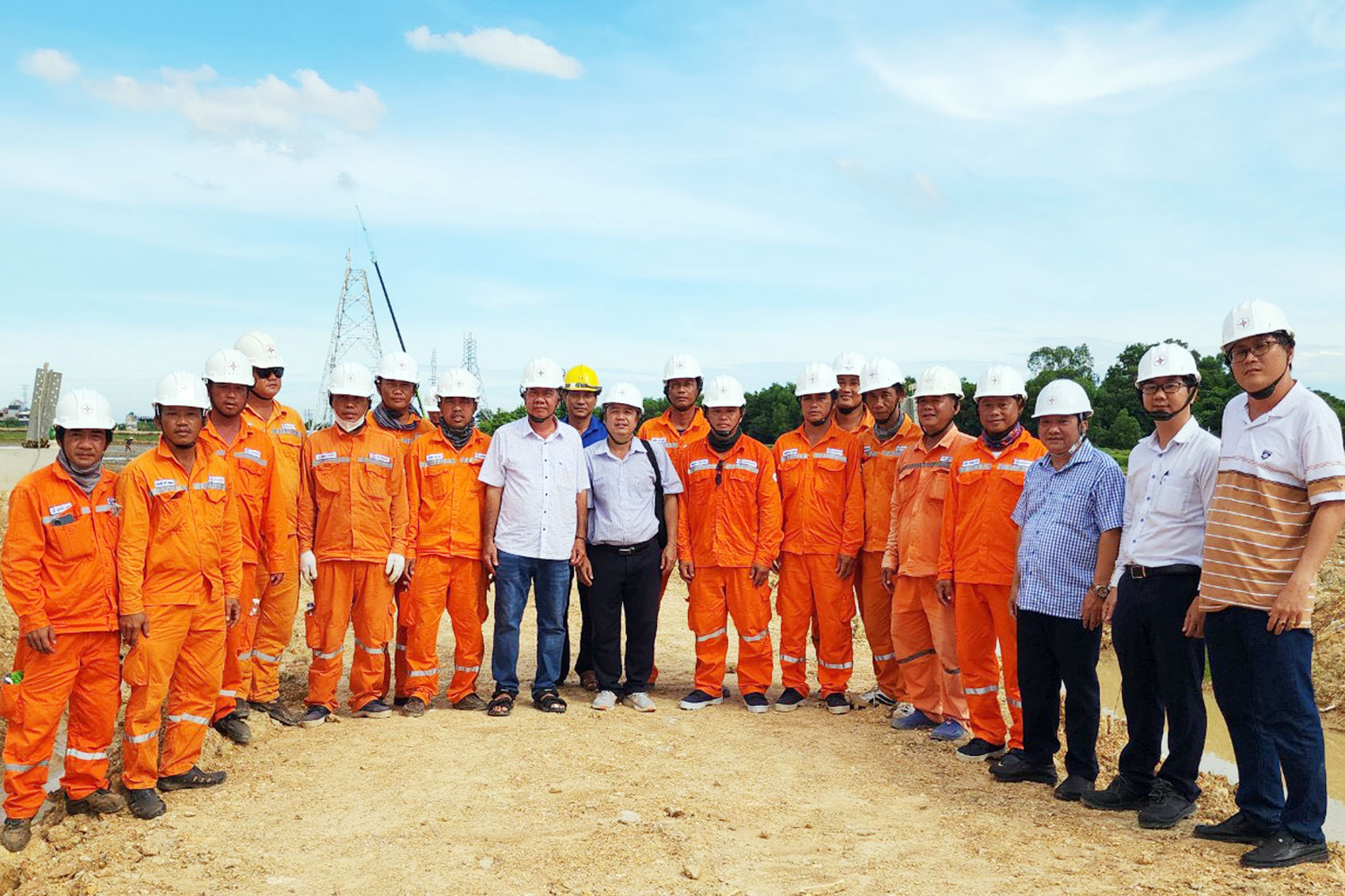 Lãnh đạo Công ty Điện lực Sóc Trăng thăm hỏi, động viên đội xung kích thi công đường dây 500kV mạch 3