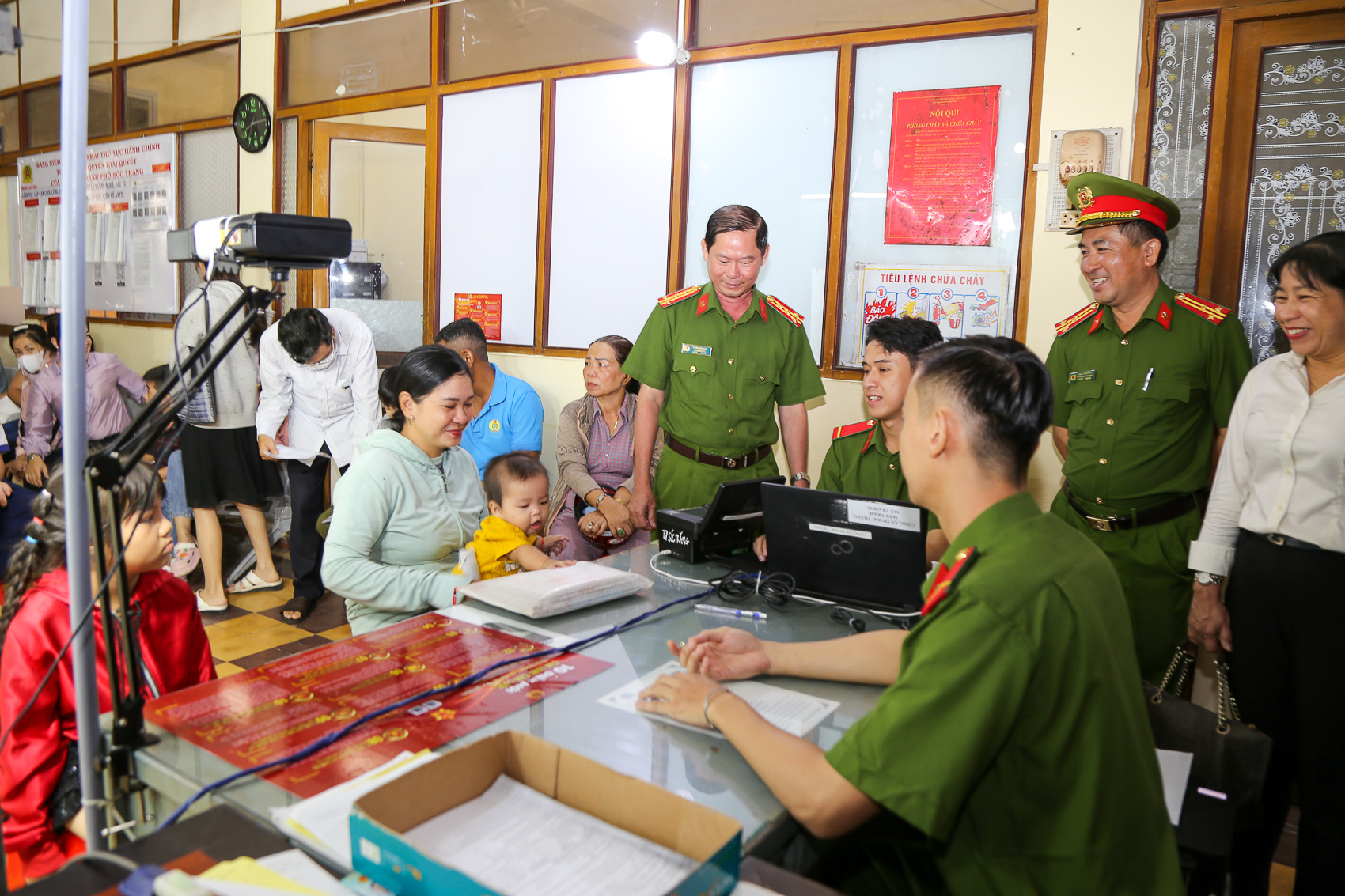 Có nhiều người dân đến làm thẻ căn cước trong ngày 1/7