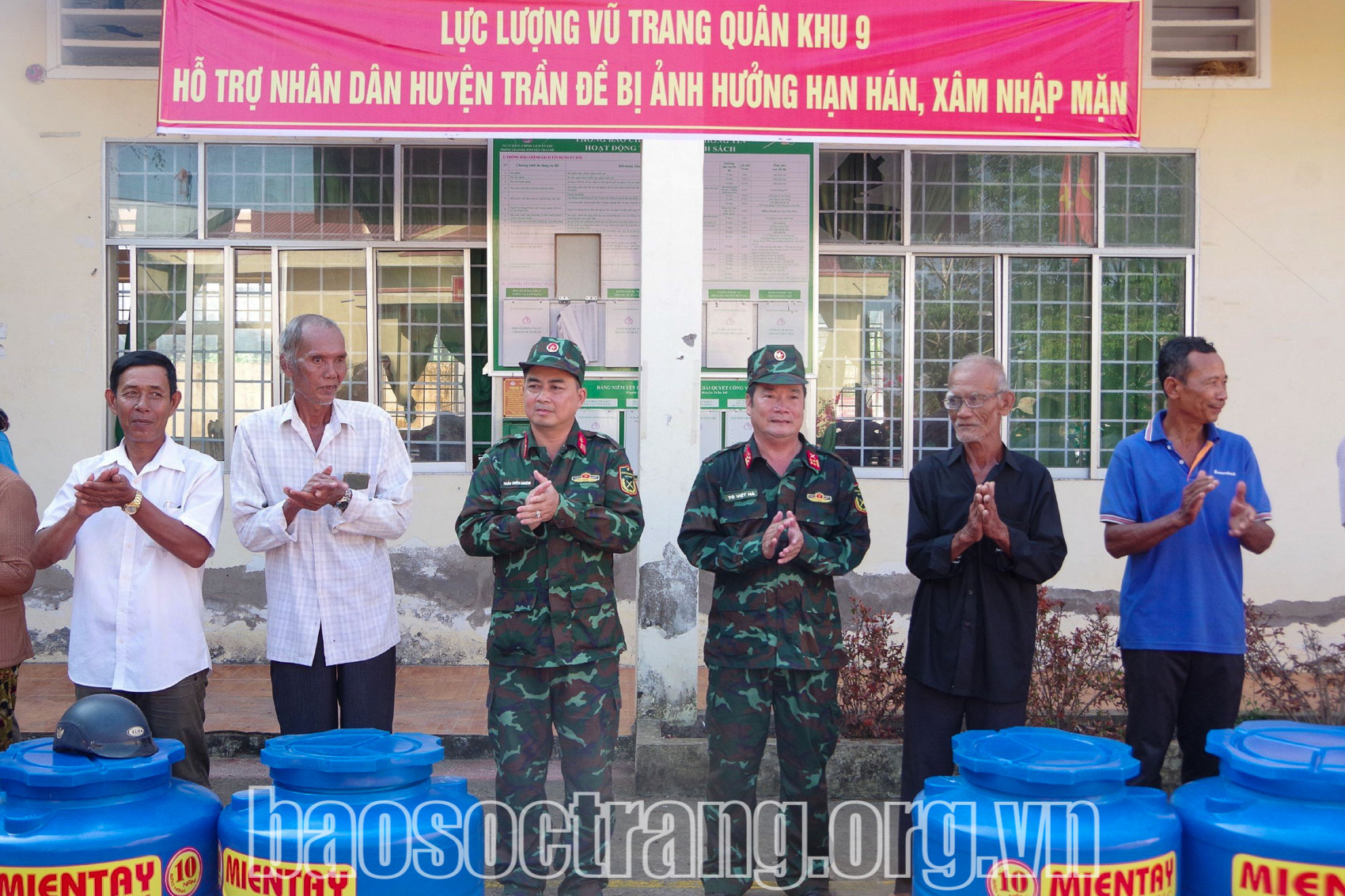 Lực lượng vũ trang Quân khu 9 cấp nước sạch cho người dân tại huyện Trần Đề