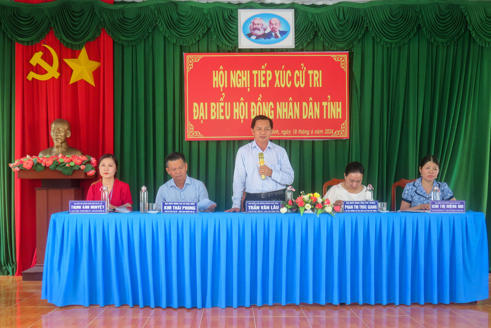 Chủ tịch UBND tỉnh Trần Văn Lâu tiếp xúc cử tri xã Long Bình