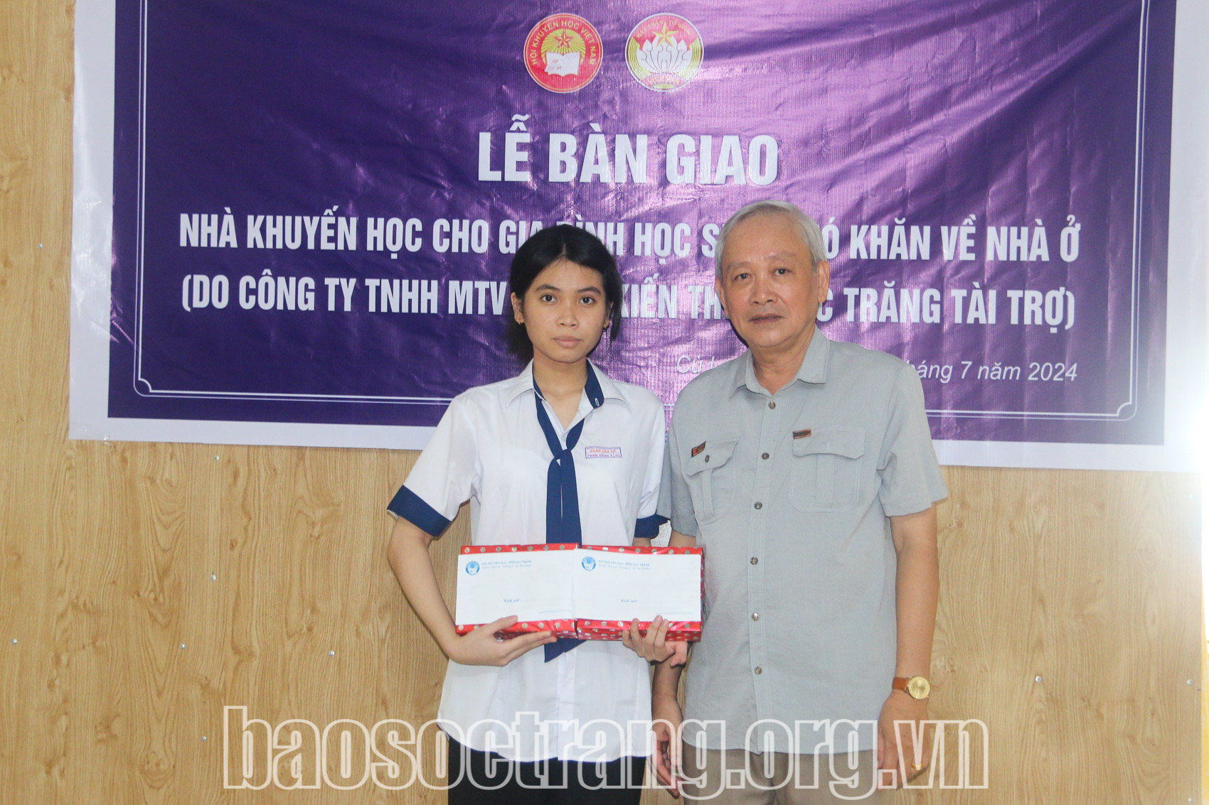 Cô nữ sinh chăm ngoan, học tốt