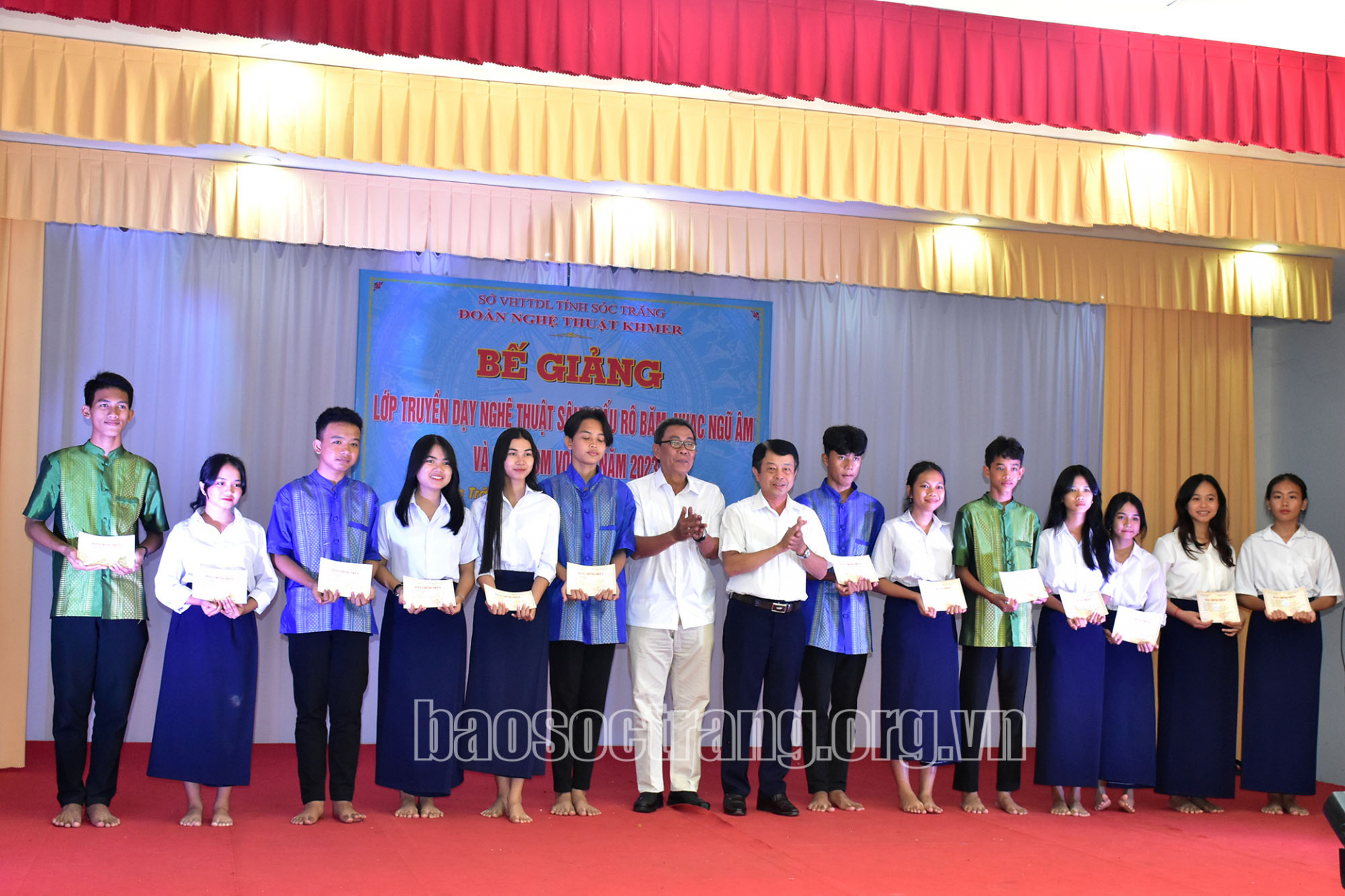 Bế giảng lớp truyền dạy nghệ thuật sân khấu rô băm, nhạc ngũ âm và múa rom vong