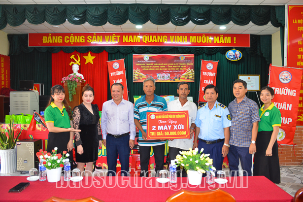 Phối hợp tặng nông cụ sản xuất và 200 phần quà cho nông dân