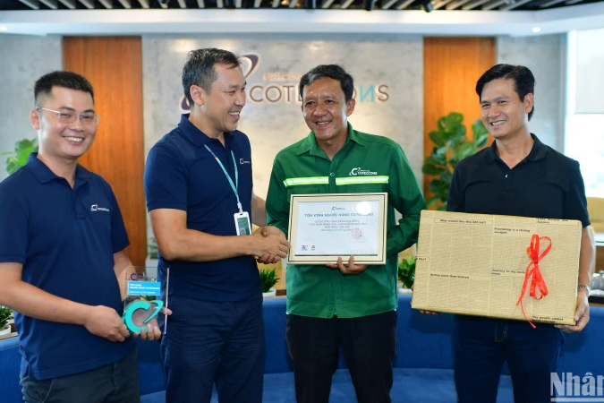 Tri ân người hùng cứu lái xe trong vụ tai nạn liên hoàn trên cầu Phú Mỹ