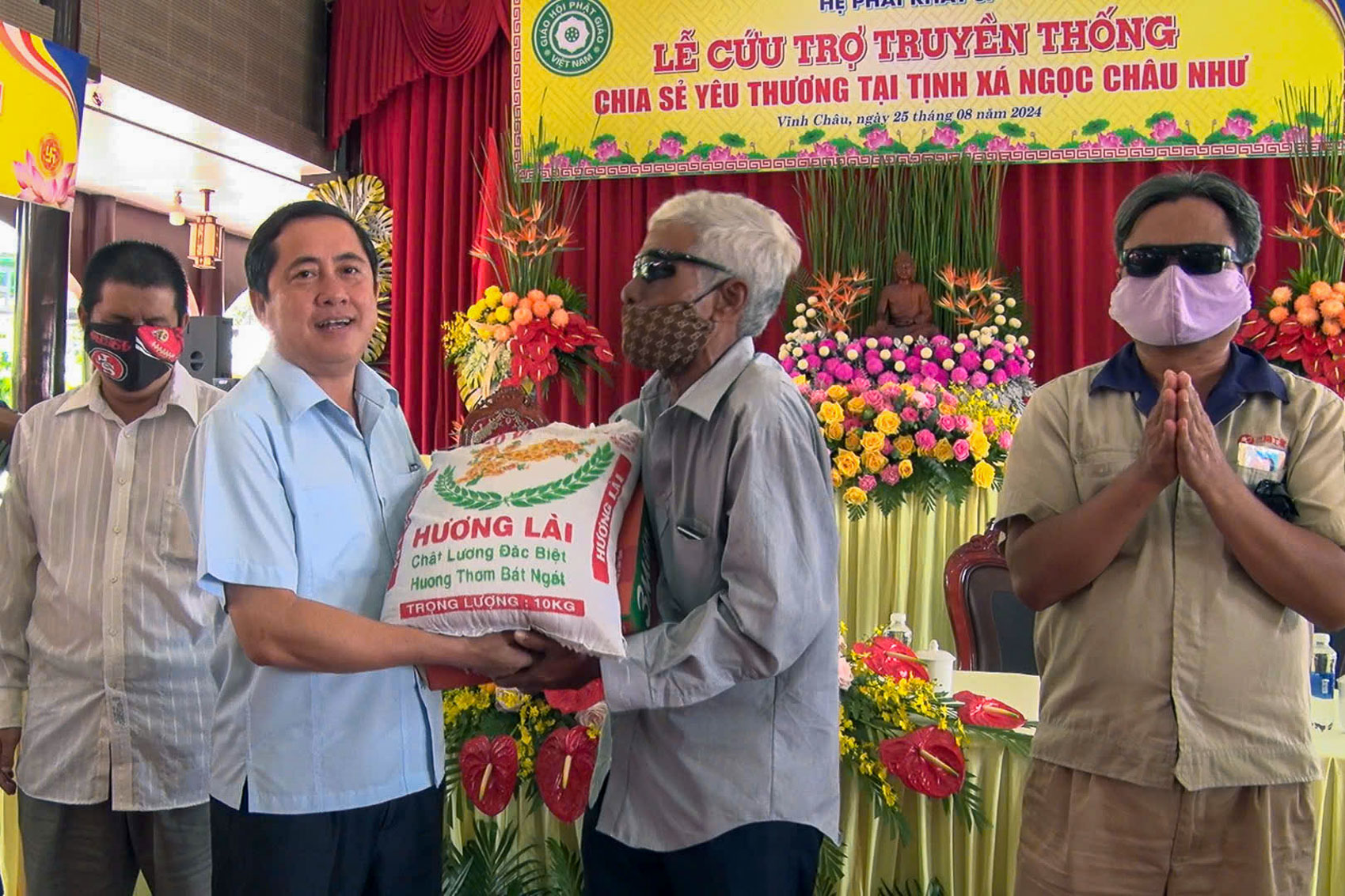 Tịnh xá Ngọc Châu Như tổ chức tặng gần 2.000 phần quà