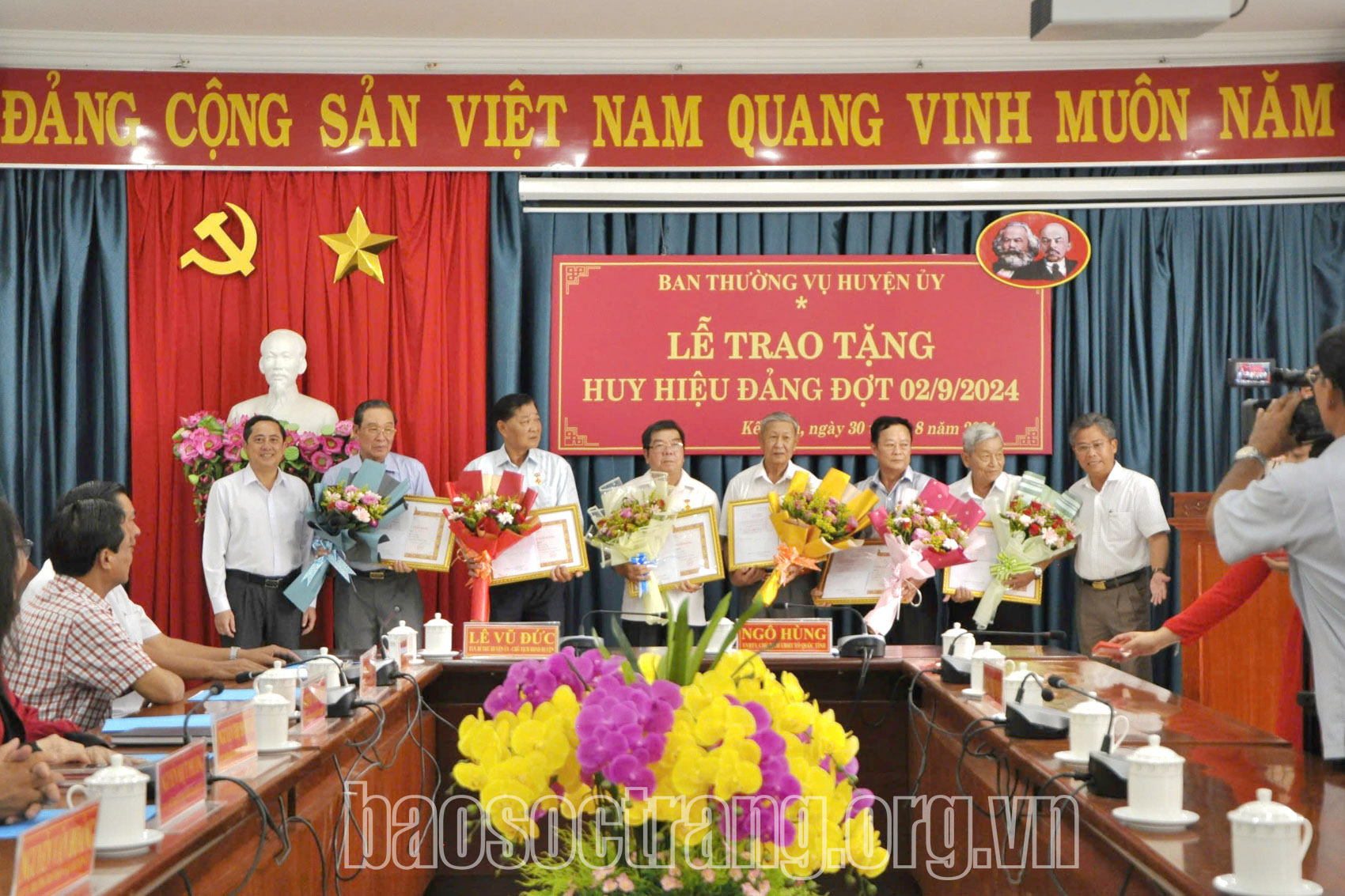 Huyện ủy Kế Sách trao Huy hiệu Đảng đợt 2/9 cho đảng viên