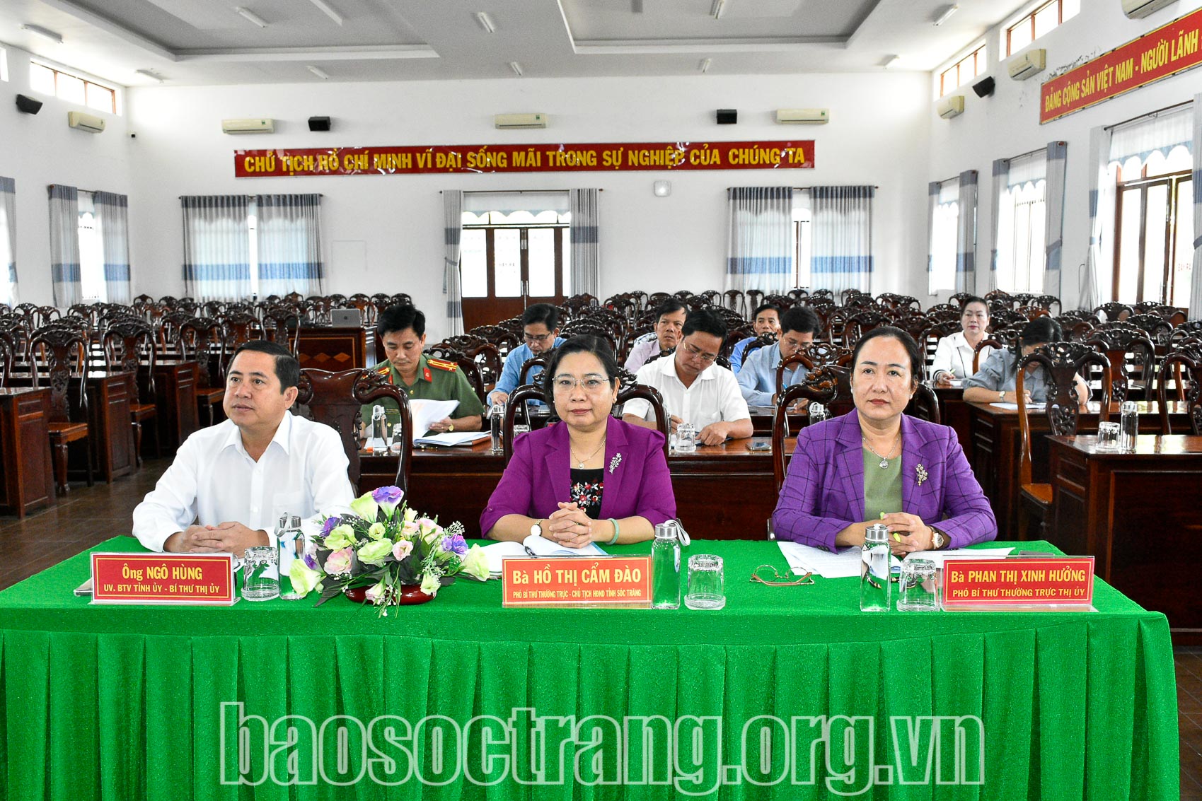 Đồng chí Hồ Thị Cẩm Đào tiếp xúc cử tri tại thị xã Vĩnh Châu