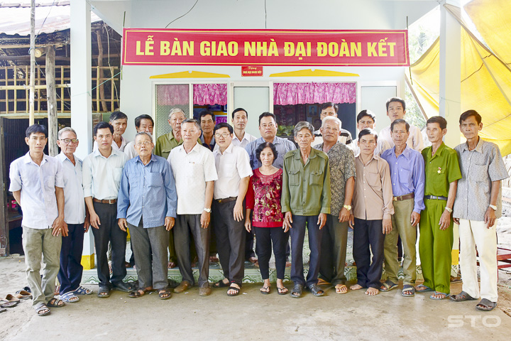Bàn giao nhà đại đoàn kết cho cựu chiến binh xã Hồ Đắc Kiện