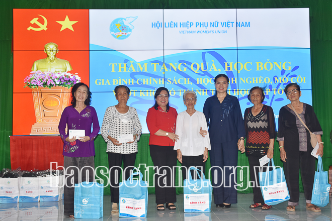 Trung ương Hội Liên hiệp Phụ nữ Việt Nam tặng quà gia đình chính sách và học sinh ở Sóc Trăng