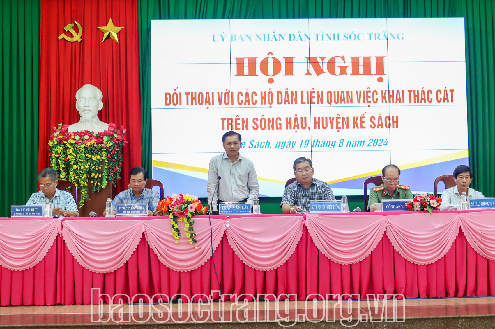 Đối thoại với các hộ dân liên quan khai thác cát trên lòng sông Hậu