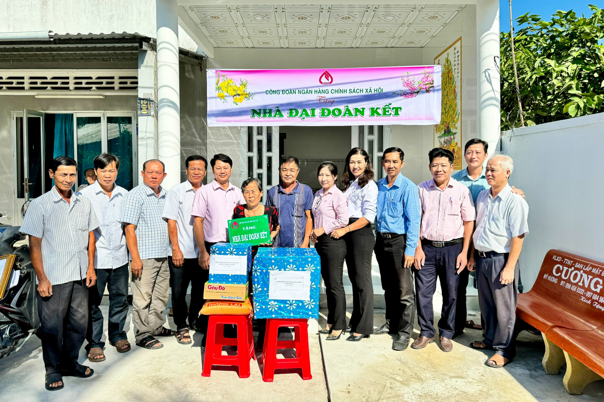 Bàn giao 5 nhà đại đoàn kết cho hộ nghèo